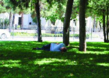 Amed'de 45 derece üstünde seyreden hava sıcakılıklarına karşı Tabip Odası uyarıda bulunarak en az 2,5 liştre su içilmesi gerektiğini açıkladı.