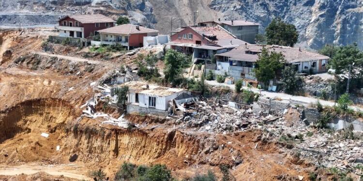 Şehrin bir mahallesini yok ediyorlar