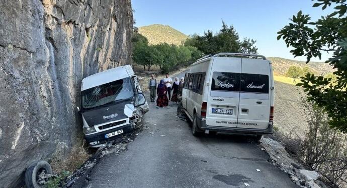 Tekstil işçilerini taşıyan araçlar kaza yapı: 13 yaralı