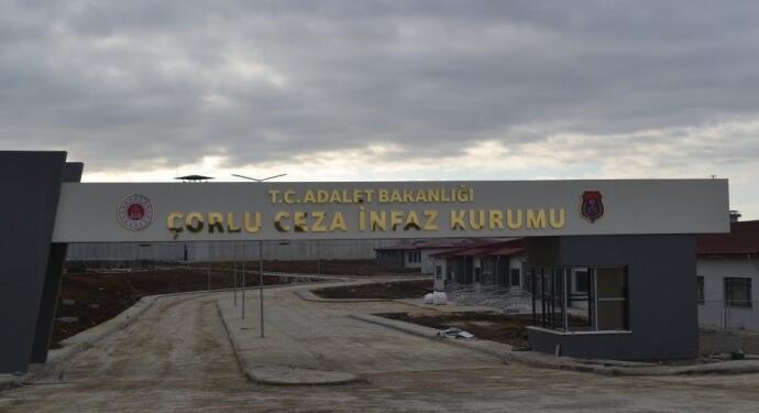 Tutsaklara çıplak arama dayatması