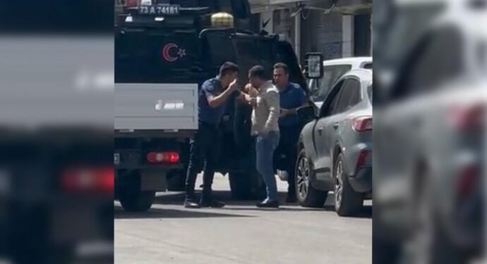 Zırhlı araç sürücüsü polis yurttaşla tartıştı