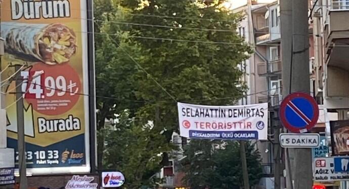 Ülkü Ocakları’ndan Demirtaş’ı hedef alan pankart