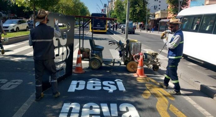 Êlih’te silinen Kürtçe trafik uyarı yazıları yeniden yazıldı