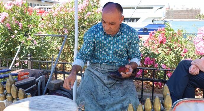 Kriz derinleşiyor: Yeni ayakkabı yerine eskisini tamir ediyorlar