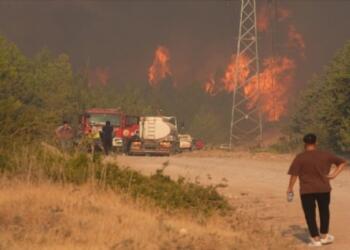 Gaziemir ve Buca’da başlayan yangını devam ediyor
