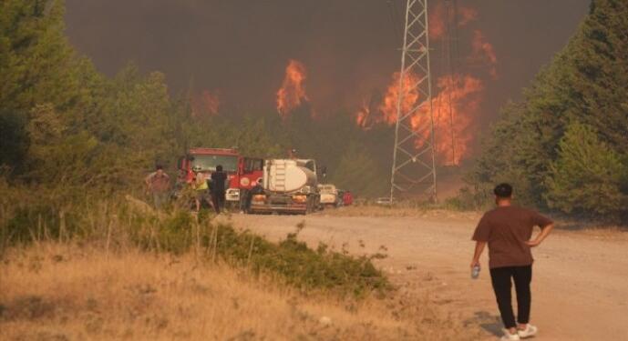 Gaziemir ve Buca’da başlayan yangını devam ediyor