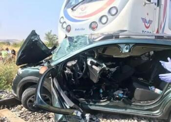 İzmir’de yolcu treni otomobile çarptı: 3 ölü