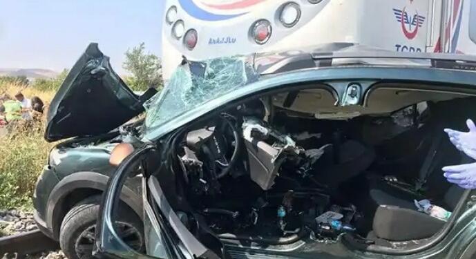 İzmir’de yolcu treni otomobile çarptı: 3 ölü