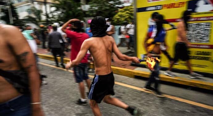 Venezuela’da seçim protestolarında 1 kişi öldü