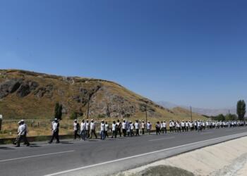 Kayyıma karşı yürüyen grup güne marşlarla başladı