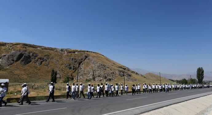 Kayyıma karşı yürüyen grup güne marşlarla başladı