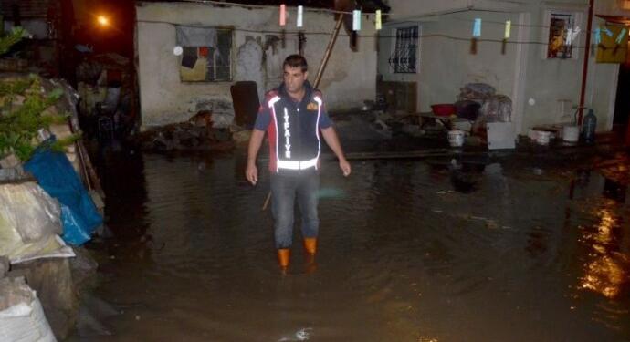 Serhat kentlerinde sağanak yağış sonrası sel ve su taşkınları