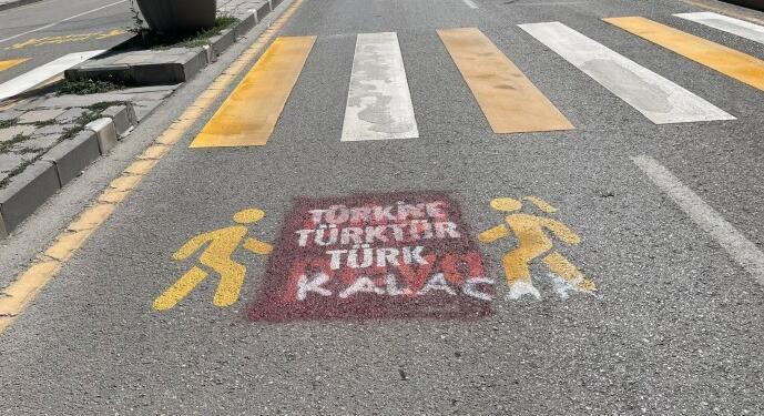 Kürtçe uyarı yazılarını karalayan çocuk avukat ve polisten ‘akıl’ almış