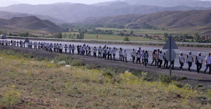 ‘İradeye saygı’ yürüyüşçülerinden insan zinciri