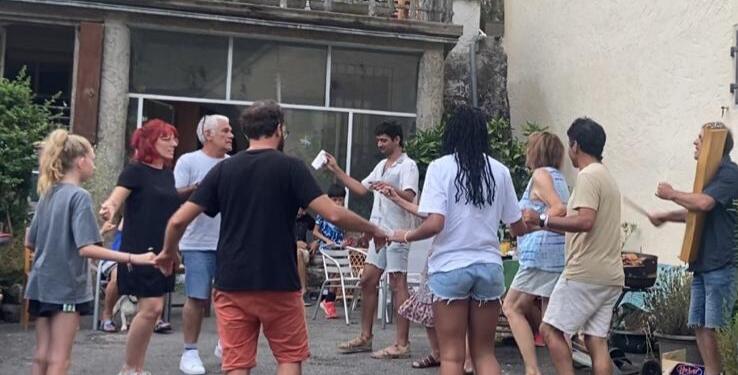 ‘Kürtçe halay’ gözaltılarına karşı Fransa’dan dayanışma halayı