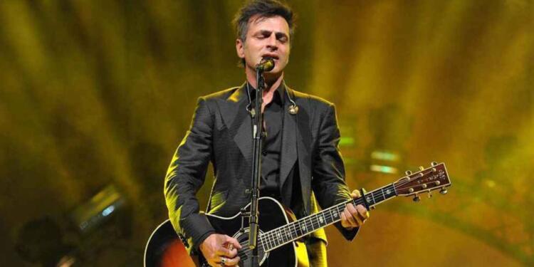 Teoman’ın 30 yıllık gitarı satıldı