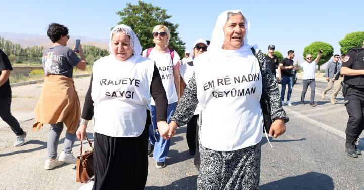 İki dengbêj, iki yürüyüşçü!