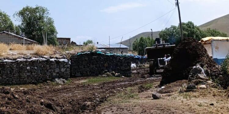 Wan Büyükşehir Belediyesi sel bölgesinde çalışma yapıyor