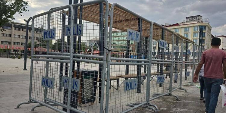 Wan Kent Meydanı’na polis çökmüş