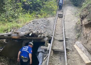 Zonguldak'ın Kilimli ilçesinde ruhsatsız işletilen maden ocağında göçük meydana geldi.
Bölüm Mahallesi Yayla Sokak'ta bulunan ruhsatsız maden ocağında henüz belirlenemeyen nedenle göçük oluştu. ( AFAD - Anadolu Ajansı )