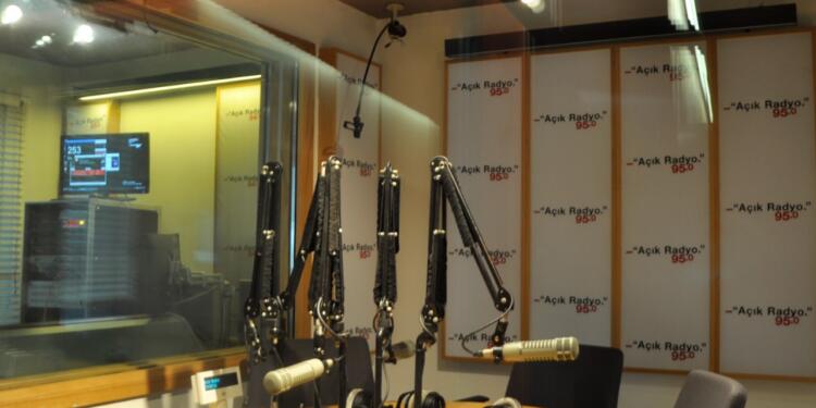 Açık Radyo’ya üst perdeden verilen cezalar kesmedi, lisansı iptal edildi