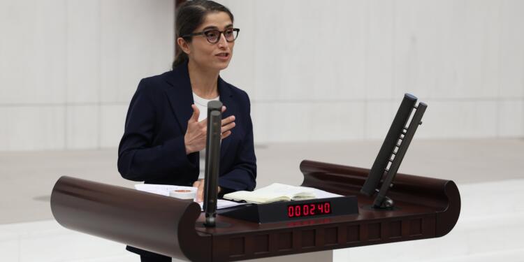 Akça: AKP, eşbaşkanlarımızın pasaportlarını iptal ederek AB’den para tırnaklıyor