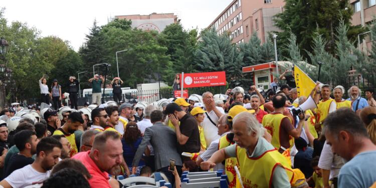 Eğitim Sen’den polisin barikatına karşı oturma eylemi