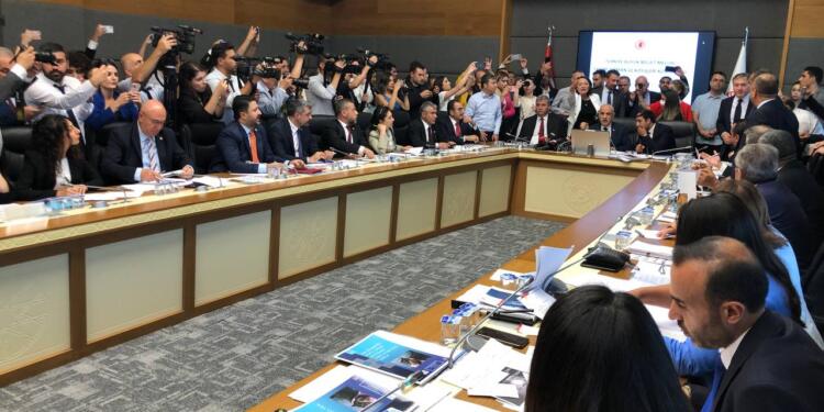 ‘Hayvan katliamı yasası’ görüşmeleri gergin başladı