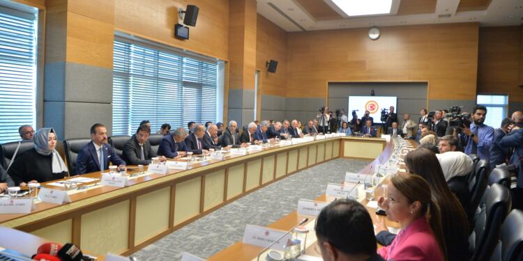 Milletvekilleri komisyon toplantısından çıkarıldı