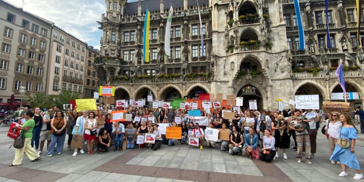 Münih’teki hayvan hakları savunucuları: Kanlı yasayı derhal geri çekin
