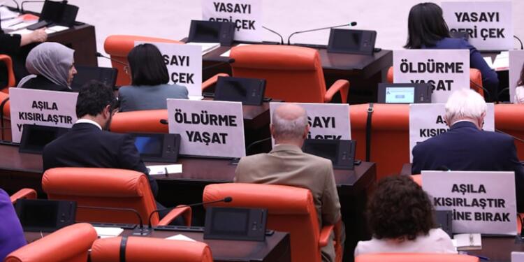 DEM Parti, hayvanları katletme tasarısını dövizlerle protesto etti