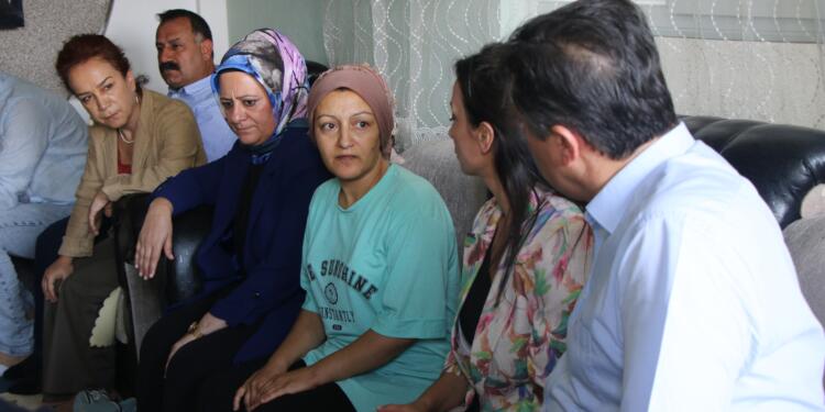 Hatimoğulları 3 çocuğu tutuklanan ve ev hapsi verilen Taşkesen’i ziyaret etti