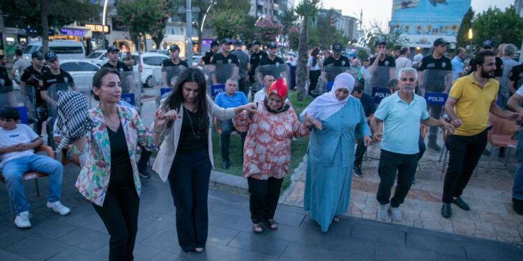 Hatimoğulları: Herkesi özgürlük halayına bekliyoruz