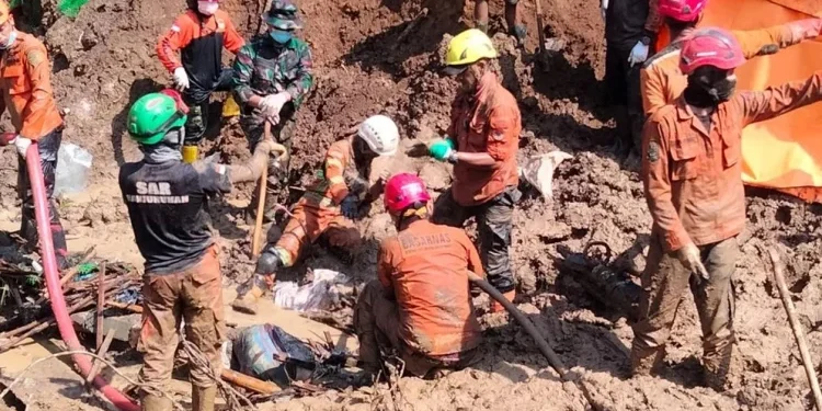 Endonezya’da altın madeninde toprak kayması: 17 ölü