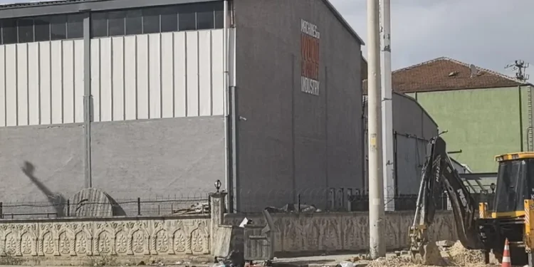 Fabrika çatısından düşen işçi hayatını kaybetti