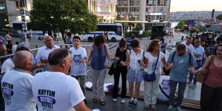 Şişhane’deki nöbet eyleminde ‘halaylı’ coşku