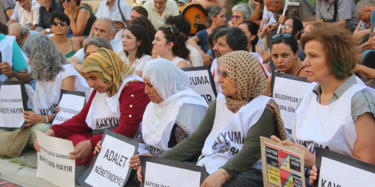 İzmir’de kayyım nöbeti: Halkın iradesi kazanacak