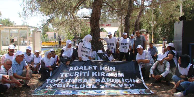 Tutsak yakınları Mersin ve İzmir’de ‘Özgürlüğe ses ver’ eylemini sürdürdü