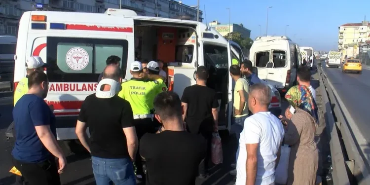 Kavga etmek için inen iki şoför zincirleme kazaya yol açtı