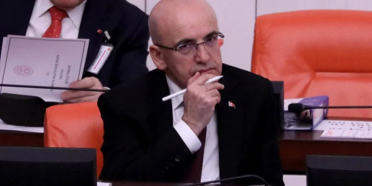 Maaşı 290 bin TL olan bakan: Asgari ücret düşük değil