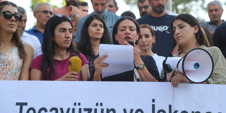 Kadınlardan işkence ve tacize tepki: Meşrulaştırılmasına izin vermeyeceğiz