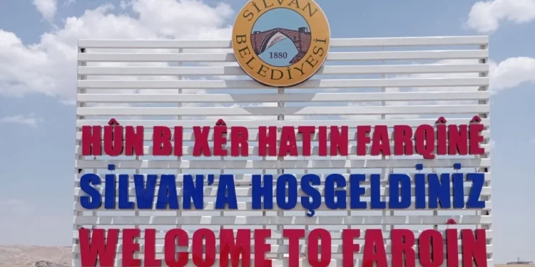 Farqîn’de üç dilde karşılama