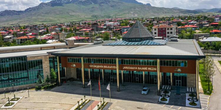 Wan’da 2 bin öğrenciye burs, bin 500 aileye sosyal kart