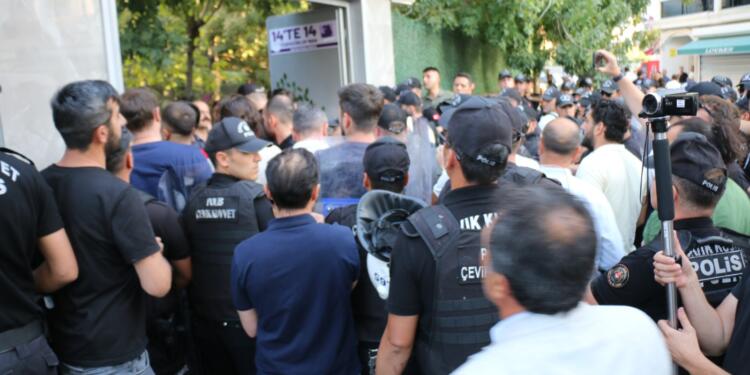 Halaya saldıran polis parti binasını ablukaya aldı