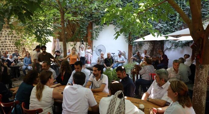 DEM Parti’den iki kez saldırıya uğrayan Hewş Kafe’ye dayanışma ziyareti