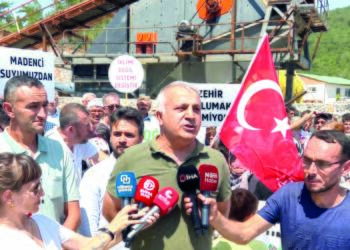 BURSA'NIN ORHANELİ İLÇESİNDE GEÇİCİ RUHSAT İLE 6 BİN KİŞİNİN YAŞADIĞI 4 KÖYÜN ORTAK SU HAVZASINA KURULAN KROM MADENİ İÇİN KÖYLÜLER EYLEM YAPTI. (YUNUS ŞİMŞEK/BURSA-İHA)