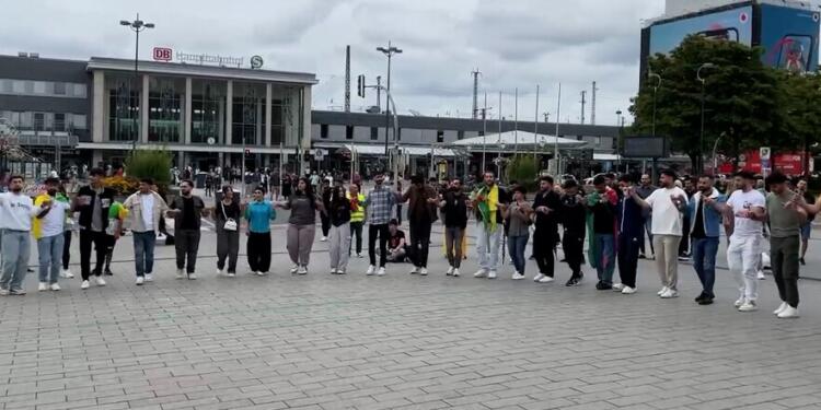 Dortmund’da halaylı protesto