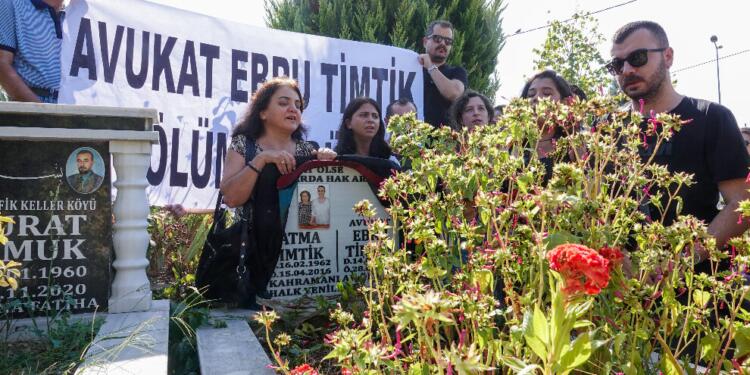 Avukat Ebru Timtik mezarı başında anıldı