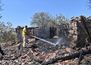 Ege yanmaya devam ediyor: Bir mahalle küle döndü