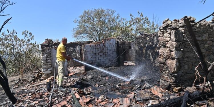 Ege yanmaya devam ediyor: Bir mahalle küle döndü